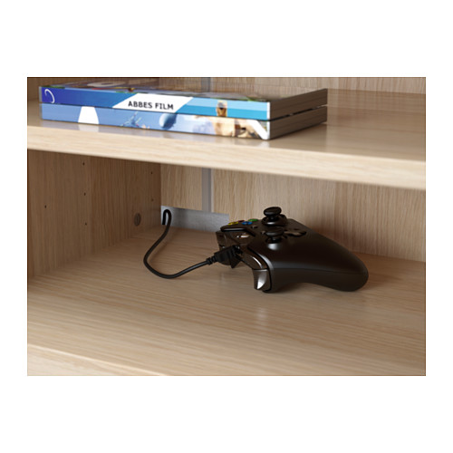 Soporte de TV de madera con administración de cables, controlador de juegos negro y caja de películas en la parte superior.