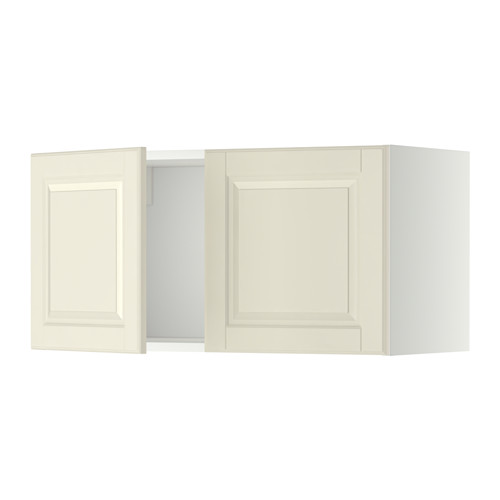 Dos armarios de pared de cocina METOD blancos con puertas biseladas.