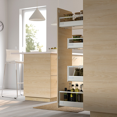Mueble de cocina de madera con vista clara de los estantes extraíbles organizados con varias botellas y contenedores, lo que demuestra un almacenamiento eficiente.
