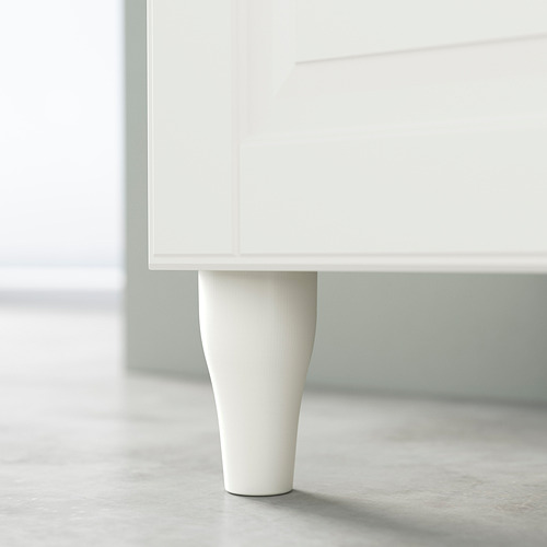 Pata de armario blanca con ligera curva; Diseño minimalista y moderno.