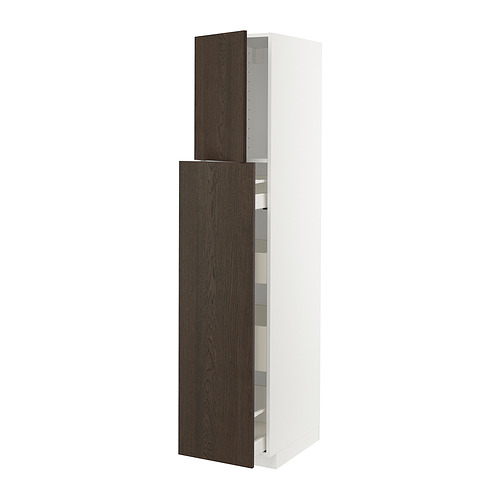 Un mueble de cocina alto blanco con puertas de madera marrón oscuro, con un diseño elegante y moderno.
