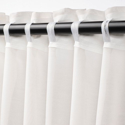 Cortinas blancas transparentes con cinta de cabecera para facilitar los pliegues, difuminar la luz del día y ofrecer privacidad parcial.