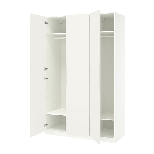 Muestra un armario PAX blanco abierto con un diseño minimalista, con múltiples estantes y una barra para colgar, y una construcción duradera de tableros de partículas.