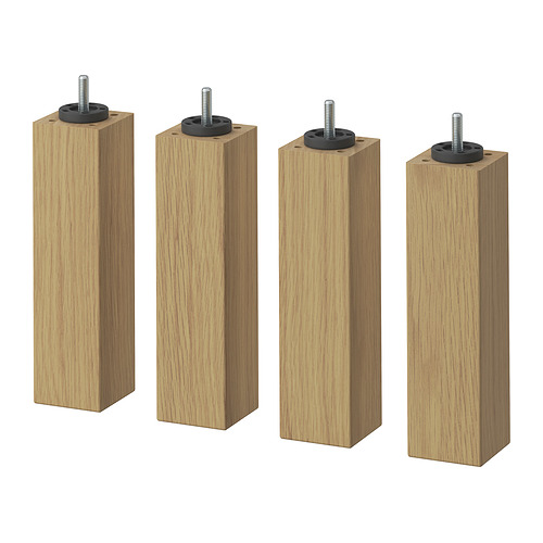 Cuatro patas de madera de cama, marrón claro, cuadradas, rematadas con tornillos de metal negro y discos circulares.