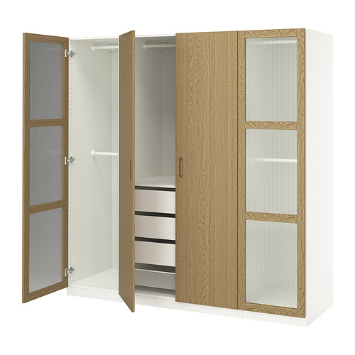 Armario abierto de madera con puertas de cristal que dejan ver estantes y cajones.