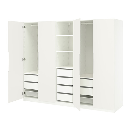 Un armario PAX blanco con puertas abiertas, con estantes, cajones y una cesta de malla para guardar la ropa.