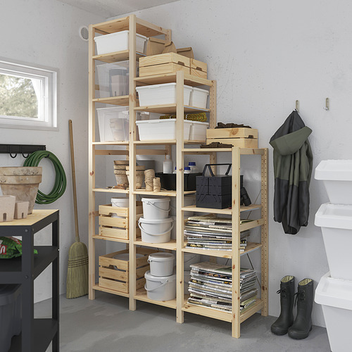 Estanterías IVAR con artículos.