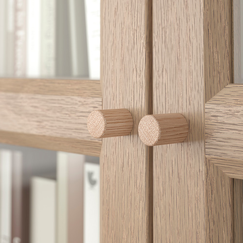 Primer plano de los robustos paneles y pomos de madera de las estanterías BILLY, que muestran su artesanía y textura natural.