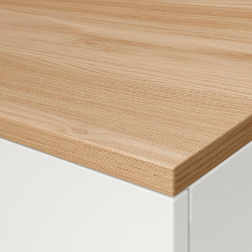 Primer plano de tablero de madera lisa y clara, parte de un mueble moderno, con acabado de roble natural y artesanía de calidad.