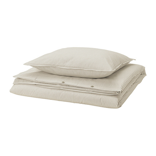 Conjunto de ropa de cama SOLFIBBLA de algodón reciclado con rayas finas, cuidadosamente dobladas.