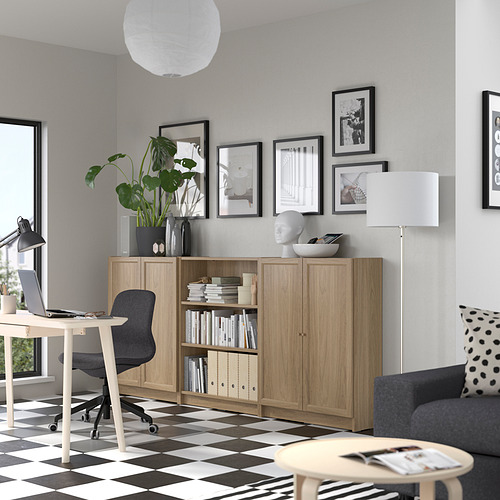 Oficina en casa con estantería, silla, mesa de centro, sofá y decoración BILLY.