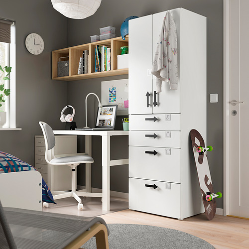 Una habitación infantil moderna y gris, un armario SMÅSTAD con cajones y armarios, un escritorio de estudio y ropa de cama colorida.