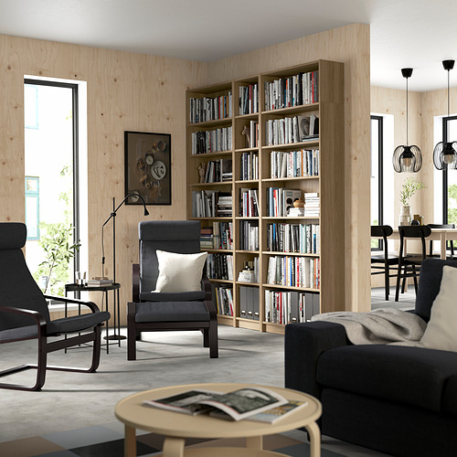 Sala de estar moderna con librería BILLY y zona de estar gris oscuro.