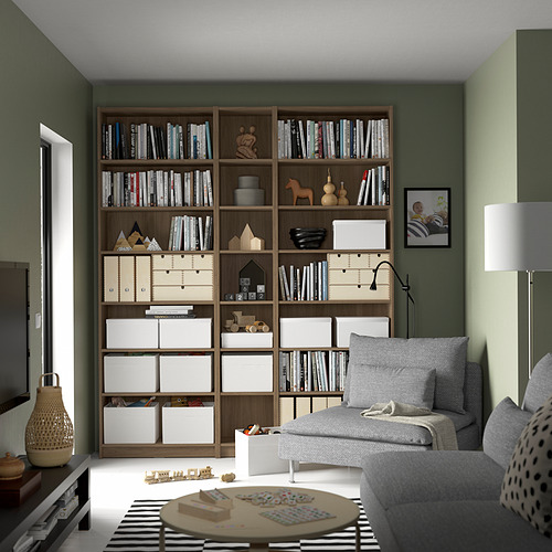 Acogedora sala de estar con estantería Billy, sofá, rompecabezas y lámpara.