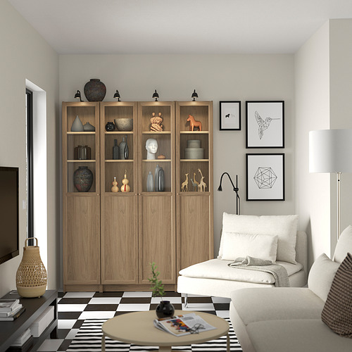 Sala de estar moderna con librería Billy, sofá, lámpara y alfombra a cuadros.