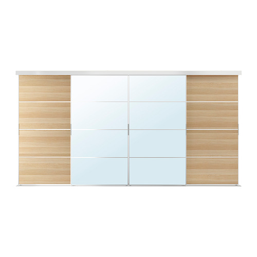 Una puerta de armario corredera blanca SKYTTA con paneles de madera y vidrio.