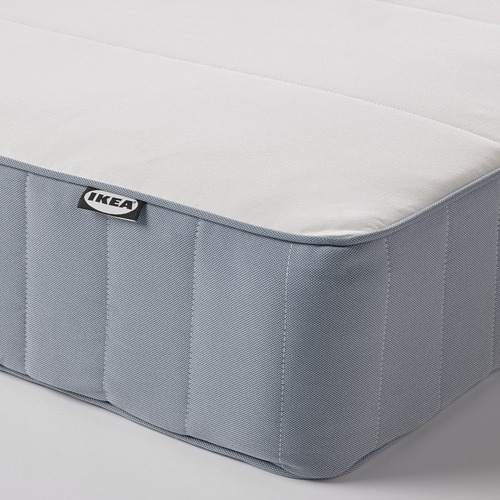 Primer plano de la esquina del colchón IKEA VESTMARKA, muelles firmes del bonnell, capa superior de espuma, funda acolchada.