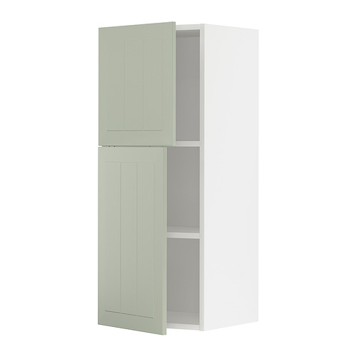 Un mueble de cocina METOD de color verde claro con un diseño moderno, con dos estantes ajustables en su interior.