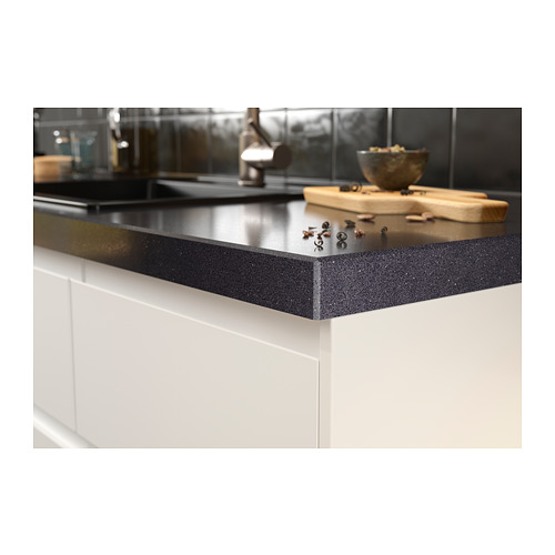 Una encimera de cuarzo KASKER en color negro con un acabado liso, colocada en un ambiente de cocina moderno.