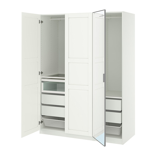 Un armario PAX blanco con puertas y cajones con espejo. Cuenta con múltiples compartimentos y soluciones de almacenamiento, incluyendo estantes y cestas de malla.