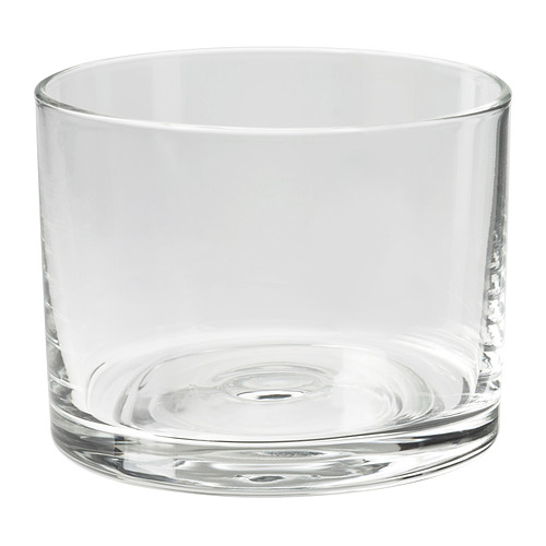 Un candelabro de vidrio transparente HÖSTAGILLE. Tiene forma cilíndrica con una base lisa y redonda. El diseño simple y transparente es elegante y versátil.
