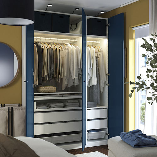 Armario azul abierto que muestra ropa organizada, cajones y cajas de almacenamiento con iluminación interior.