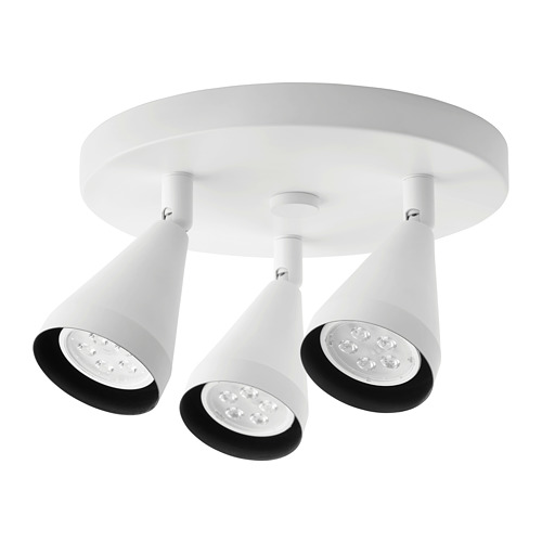 Un plafón NÄVLINGE, blanco, con tres focos orientables.