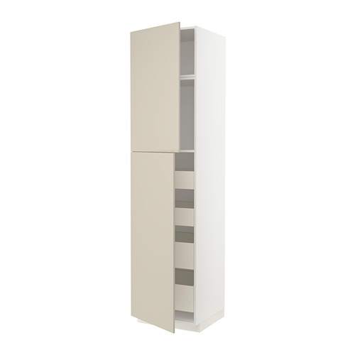 Un mueble de cocina METOD alto, estrecho, blanco con puertas havstorp beige, con varios estantes en su interior.