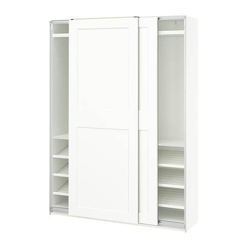Armario PAX blanco con puertas correderas que muestran estantes internos.