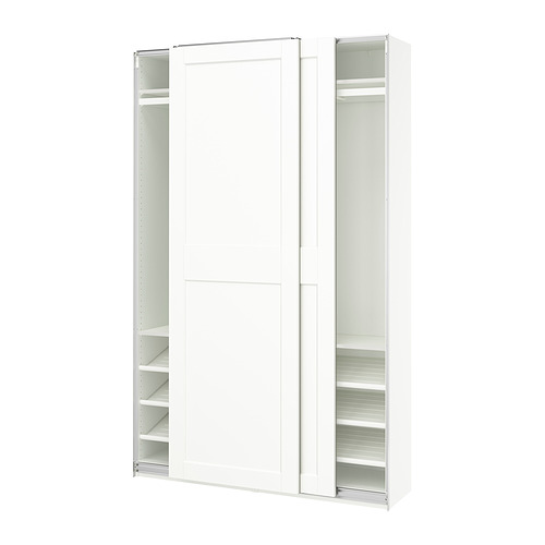 Un armario PAX blanco de ikea con puertas correderas y estantes internos.