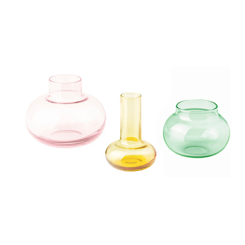 Tres jarrones de vidrio de colores en rosa, amarillo y verde, cada uno con una forma única, dispuestos en fila.
