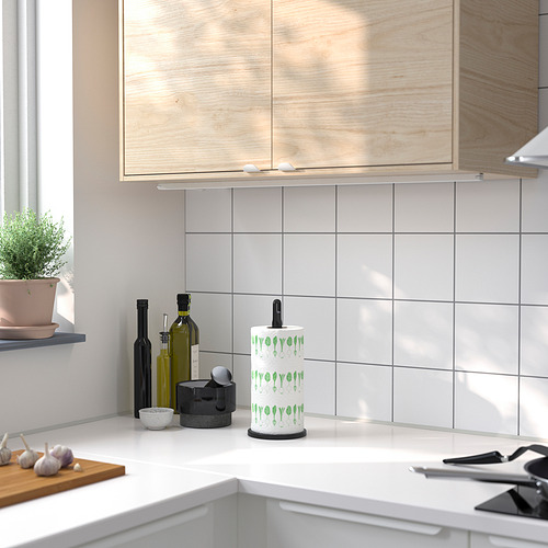 Una encimera de cocina con un portarrollos FAMILJ blanco en diseño de hoja verde.