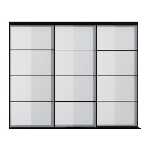 Puerta corredera SKYTTA, tres paneles de vidrio transparente enmarcados en aluminio negro, rectangular.