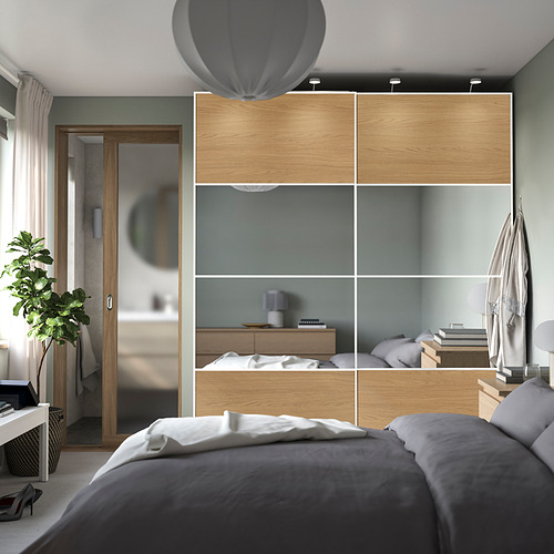 Dormitorio moderno con gran armario PAX , puertas correderas y elegante lámpara colgante.