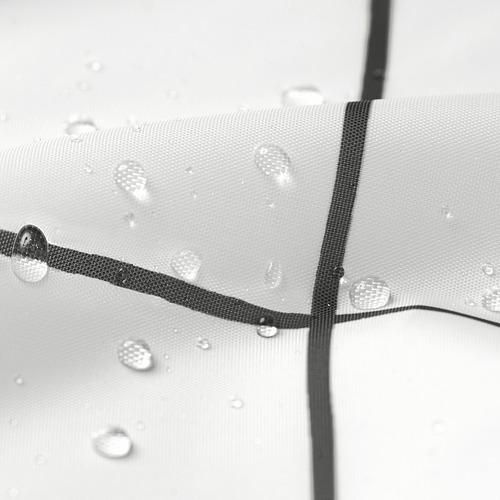 Las gotas de agua se acumulan en la superficie de la cortina de ducha, demostrando su calidad repelente.