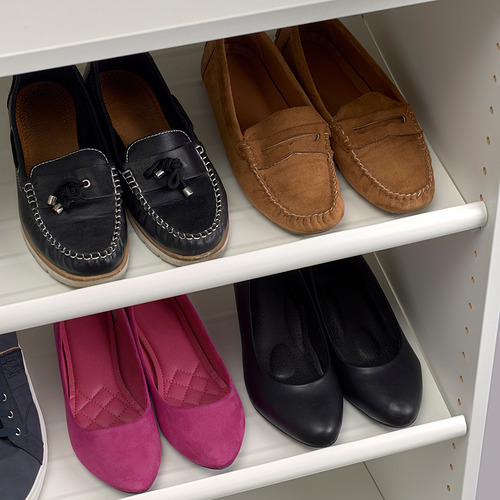 Organizador de zapatos con estanterías blancas que contienen pares de mocasines; los colores incluyen negro, marrón y rosa.