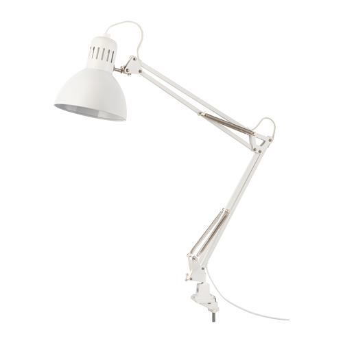 Lámpara de escritorio TERTIAL orientable con brazo flexible e iluminación dirigida.