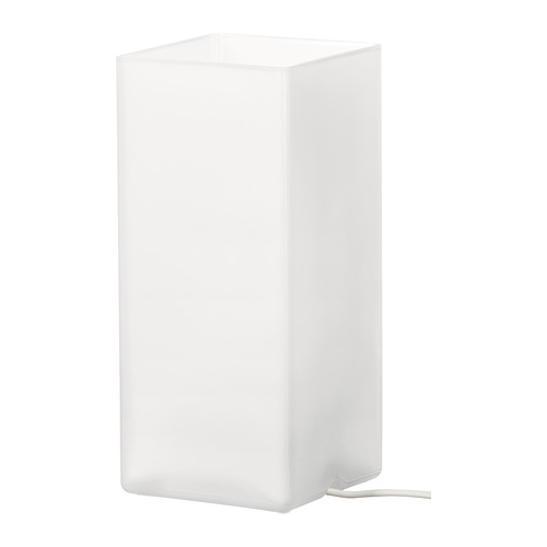 Una lámpara de mesa blanca de líneas limpias, con vidrio esmerilado para un brillo suave.