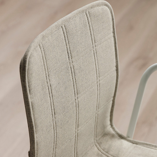 Primer plano de una funda de silla de oficina beige de felpa con costuras limpias, que muestra un tejido y un diseño de alta calidad.