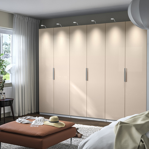 Armario PAX con iluminación, banco, ropa y cama