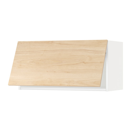 Un mueble de cocina de color madera clara del sistema METOD con un diseño elegante y rectangular.