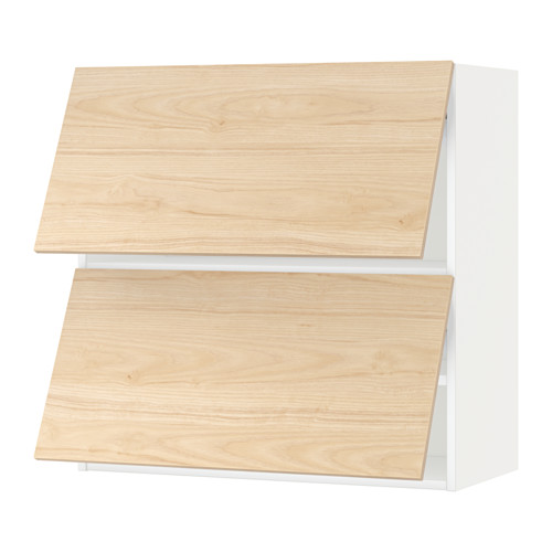 Estantes de cocina METOD con frentes de madera de fresno claro, con una estructura robusta y un diseño elegante.