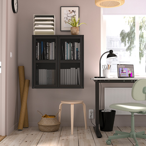 Estantería IVAR negra con libros en la pared morada. Taburete, cesta. Escritorio con portátil, lámpara, silla. Reloj, arte, ventana.