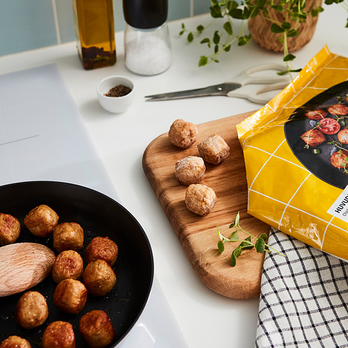 Albóndigas crudas y cocidas, condimento HUVUDROLL, hierbas en el mostrador.