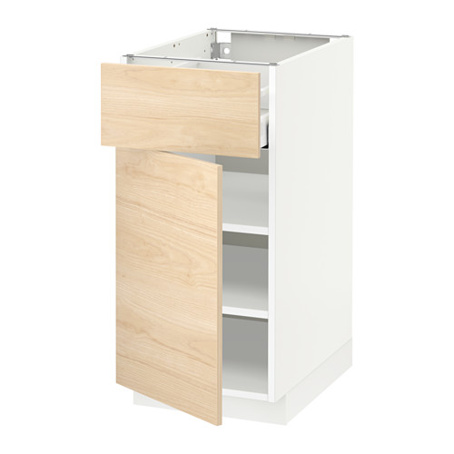 Mueble de cocina blanco Metod de Ikea con cajón y puerta de madera clara de fresno, parcialmente abierto.
