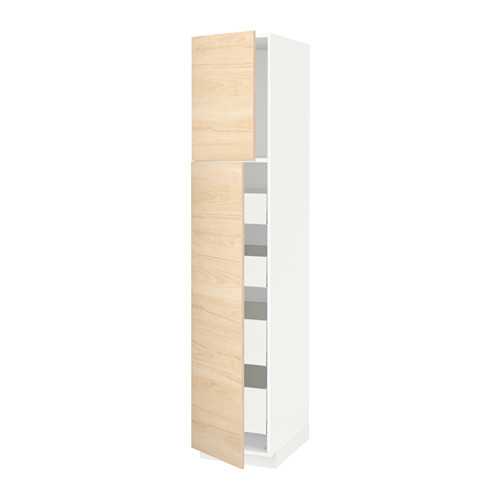 Un mueble de cocina METOD blanco y de madera clara con estantes. Tiene un diseño elegante y vertical y una estética moderna.