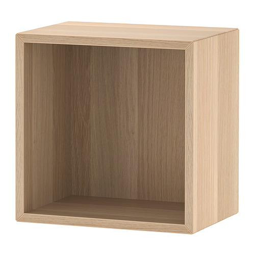 Un estante de cubo EKET de ikea. Es de color marrón claro, de forma cuadrada y está hecho de tableros de partículas con un diseño sencillo.
