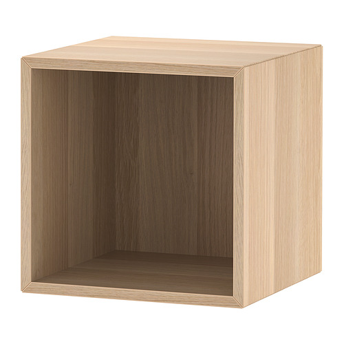 Un cubo EKET de ikea en roble claro. Es una estantería de madera de forma cuadrada con almacenamiento abierto, adecuada para varios espacios.