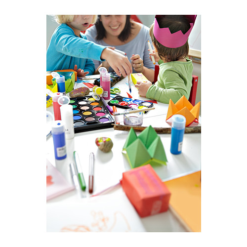 Niños haciendo manualidades con pinturas y origami bajo la guía de adultos.