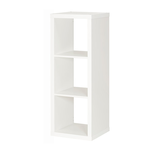 Estantería KALLAX blanca, diseño moderno, tres niveles abiertos, de tableros de fibra y tableros de partículas.
